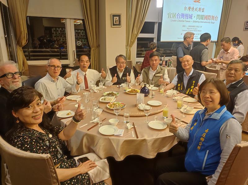 南華大學USR計畫團隊展現外交影響力，USR辦公室執行長葉月嬌教授(左1)協助台灣慢城聯盟接待義大利國際慢城總部來台訪視行程及相關事宜，圖為歡迎晚宴。