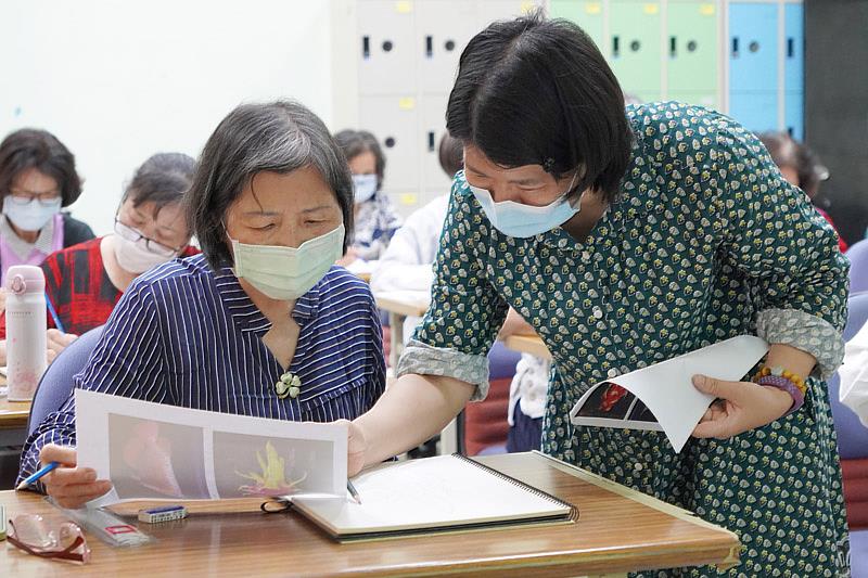 李一芳老師(右)指導大葉大學長青大學色鉛筆生活彩繪班學員創作