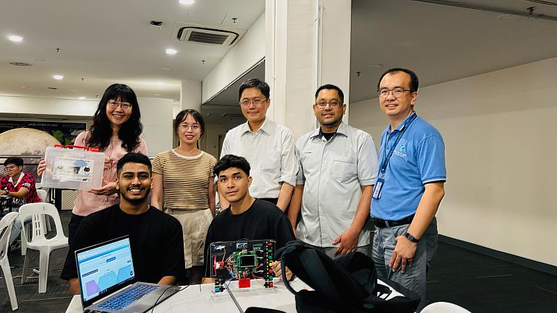 李健興教授(後排中間)團隊與馬來西亞師生測試AI台語生成圖片合影