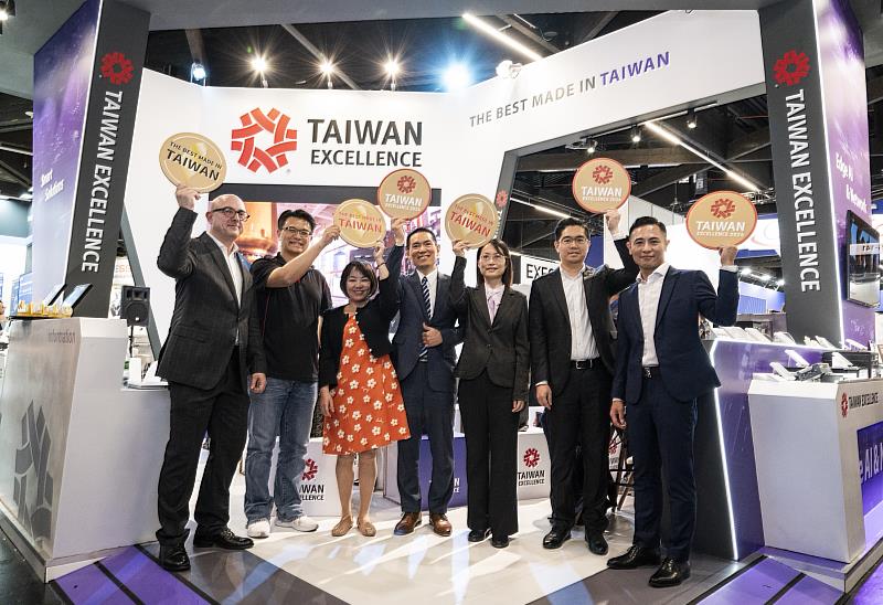 台灣精品新產品發表會貴賓及企業合影。(貿協提供)