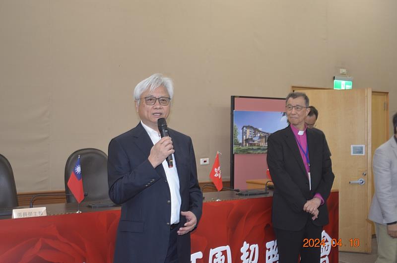 董事會姚祖驤董事長（左一）希望借助海外教會的力量，讓學校持續發展下去。