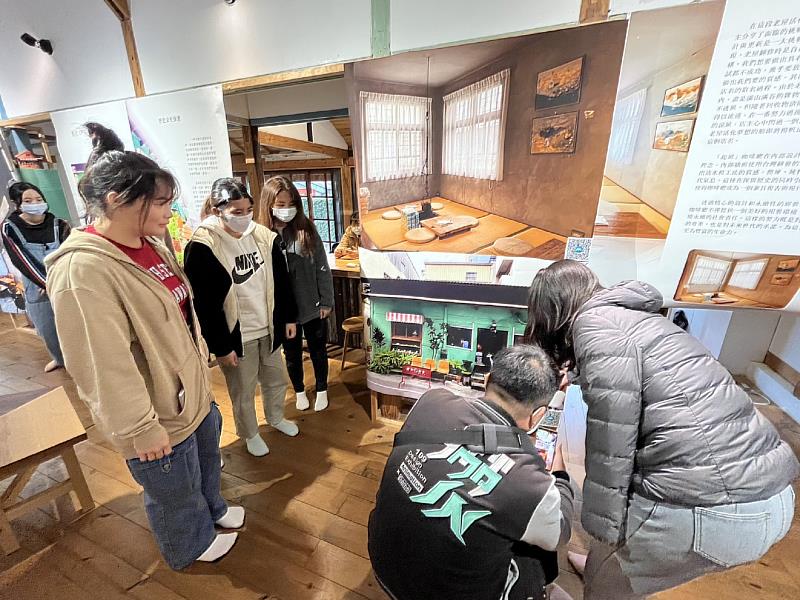 南華大學文創系畢展「阮欸構書．邸嘉」，展出深獲好評，參觀者進行AR互動體驗。