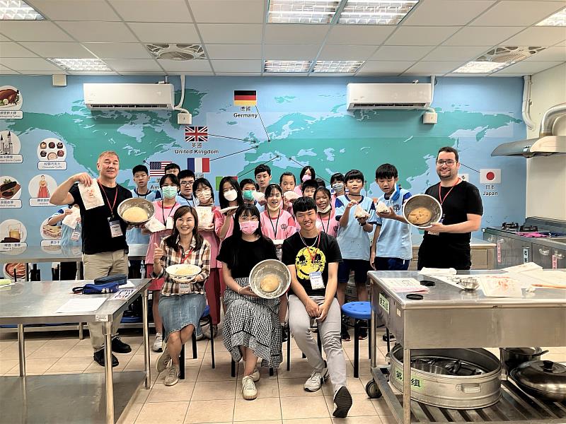 「寰宇文化英語營」活動中教導學生製作異國美食