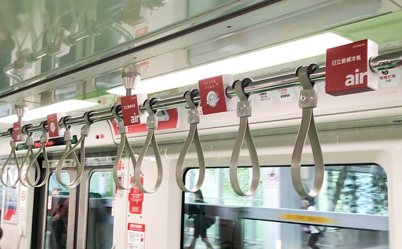日立冷氣台中捷運品牌列車，設計一氣呵成延伸至車廂內手拉環