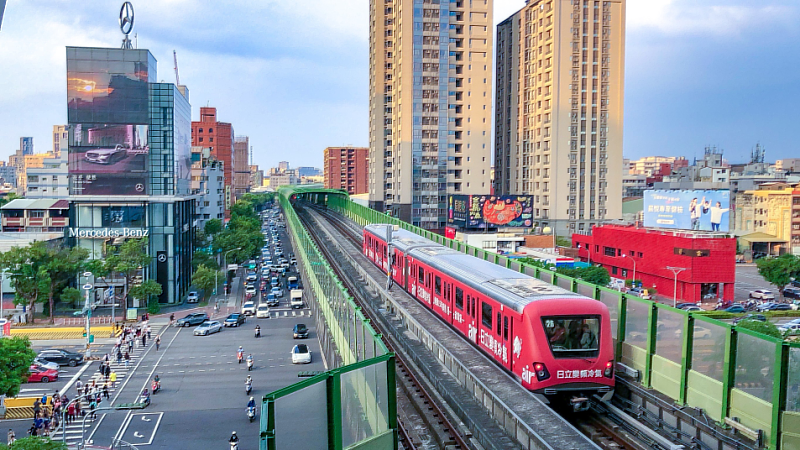 日立冷氣台中捷運品牌列車，車身搶眼的品牌色系及air視覺超吸睛