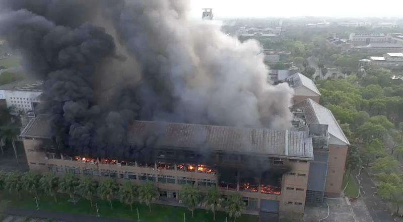 東華大學理工學院一館D棟實驗室火災情形。