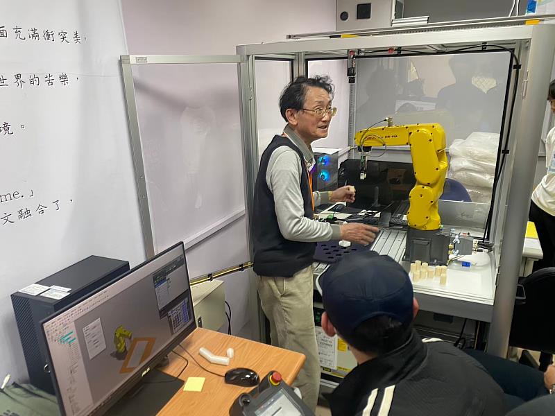 機器人系陳國泰副教授協助受訓選手進行機器手臂訓練