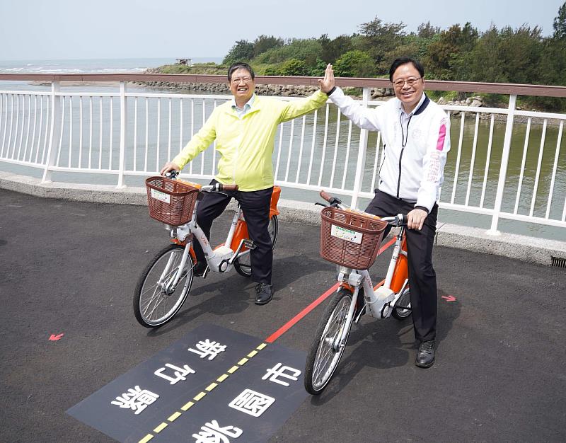 官網-縣長楊文科與市長張善正是騎自行車道並擊掌