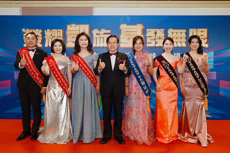 凱基人壽112年度極峰表揚會，凱基人壽代理總經理蘇錦隆(中)嘉許獲獎菁英，攜手打造高績效、高品質的卓越業務部隊