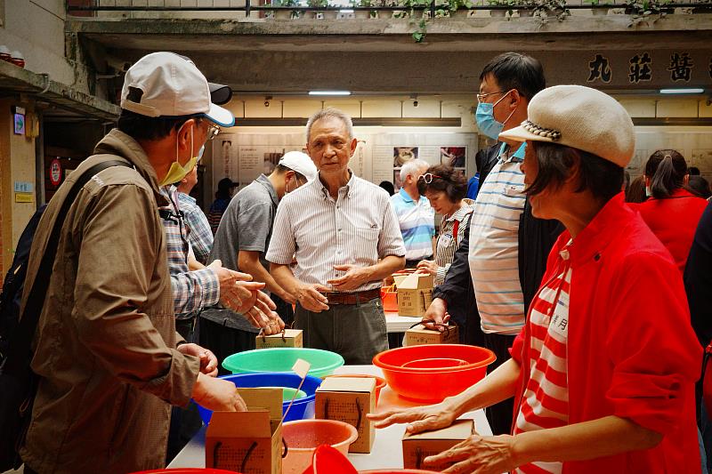 莊英堯學長(中)與大家介紹醬油釀造過程