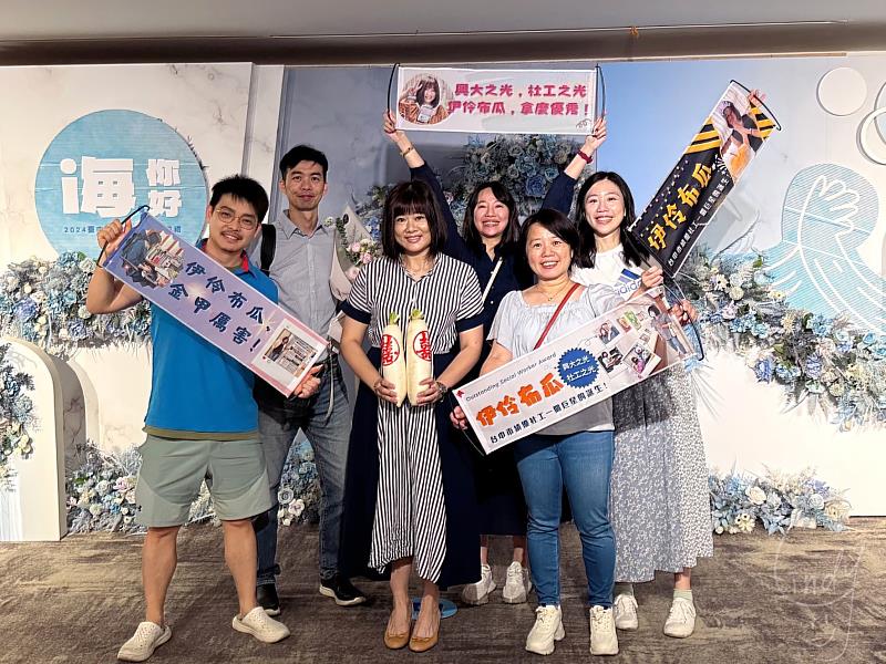 興大學務處健康及諮商中心林振祥主任與中心同仁出席頒獎典禮給予祝賀