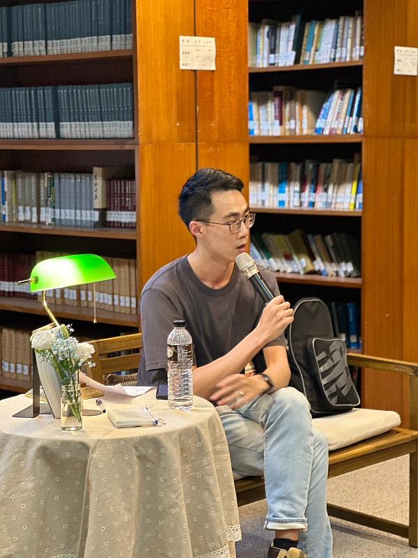 首場沙文學龍邀請到東海中文系畢業的作家王仁劭，以「書寫是在蹺蹺板上游移」為主題，王仁劭以獨特的幽默口吻道出自身的創作經歷。