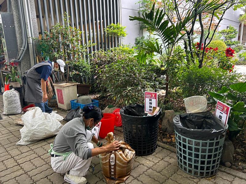 志工協助維持環境整潔(頂新和德文教基金會提供)