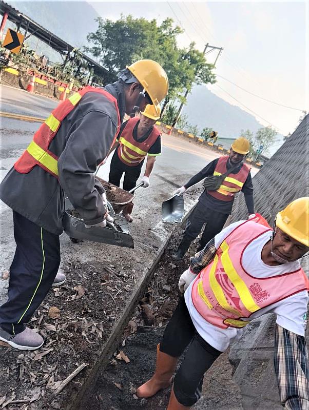 職訓學員協助清理落石及路面周邊危險物品