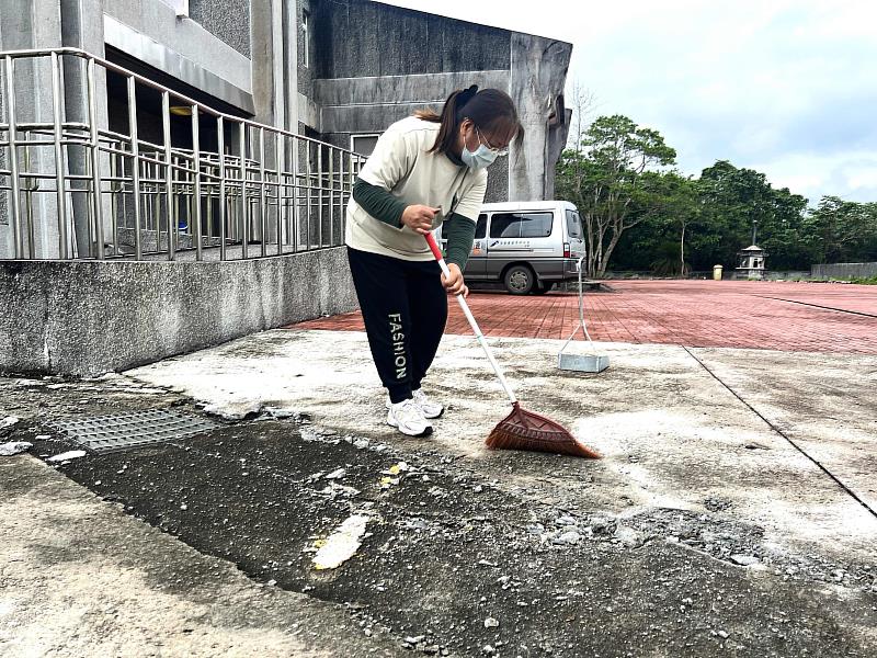 天然災害臨工上工人員清理災後環境，掃除地板龜裂砂石情形