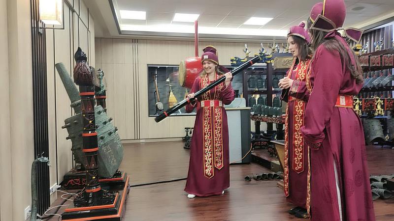 美國三一大學師生蒞南華大學民音系交流，學習中國雅樂演奏。