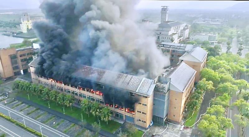 受0403地震造成火災，東華理工學院一館D棟實驗室全毀。