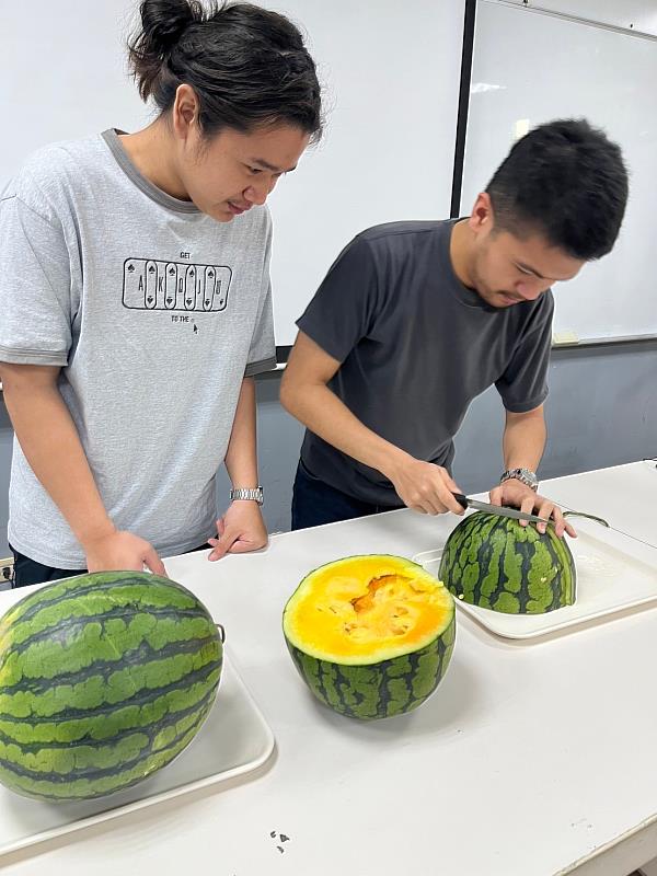 學生享用西瓜