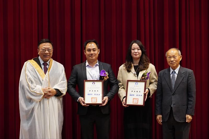 圖／中華大學創辦人林政則（右一）與校長劉維琪（左一），頒發感謝狀給捐贈者謝霈玟先生及黃惠卿小姐（中間者）。