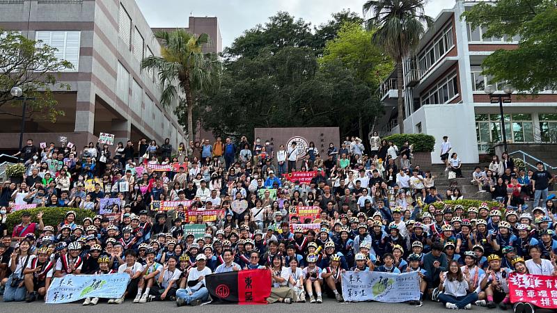 圖二、東吳百人車隊完成環島行程，親友團熱情接風