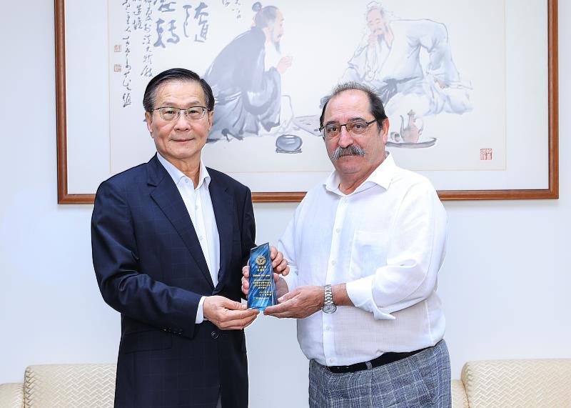 淡江大學校長葛煥昭致贈Guillermo Petri（右）獎座，感謝他多年持續捐贈獎學金，澤被淡江西語系學子。