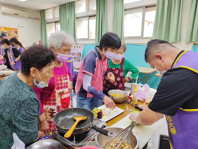 朝陽科大「果香山城-苗圃幸福心，友善人文暨城鄉共好」USR計畫團隊致力推廣銀髮膳食，嘉惠東勢鄉親。