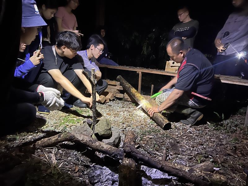 高醫大與那瑪夏合作舉辦山林課程，圖為教導傳統生火方式