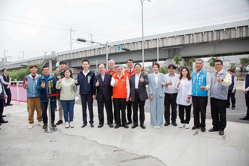 行政院長陳建仁視察高鐵橋下延伸至竹科工程通車情況，與會來賓大合影
