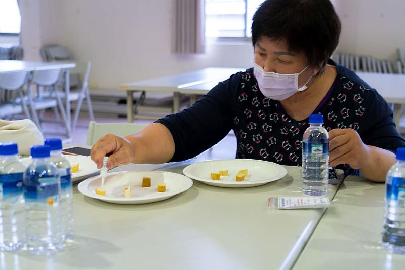 市民朋友親手操作食品簡易試劑