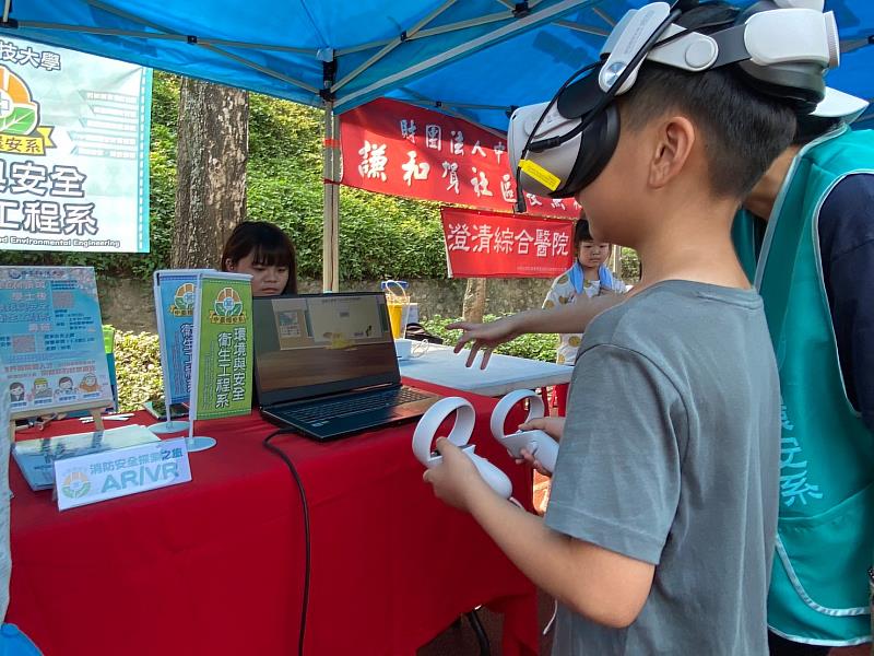 中臺科大社區服務行動柑仔店 帶領孩童進入VR體驗環境