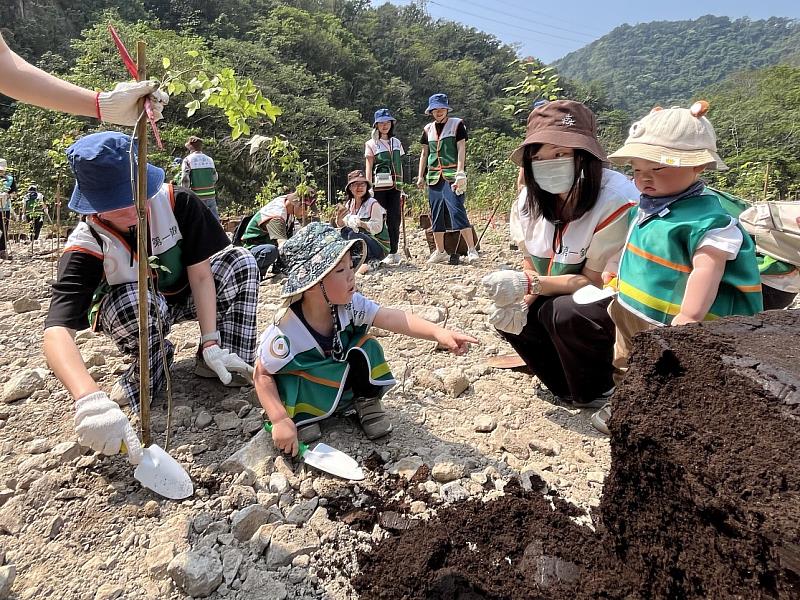 臺中分署透過企業植樹活動，為環境教育做紮根