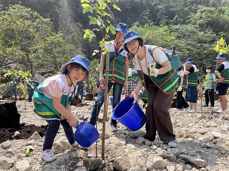 行員攜眷三代同堂，植樹、澆水，給予樹木祝福的話