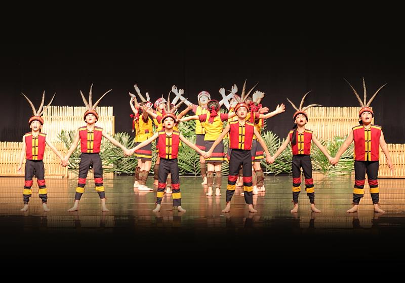 玉峰國小在民俗舞比賽中，以獨特的原民舞蹈風格贏得評委和觀眾的讚譽，榮獲優等殊榮