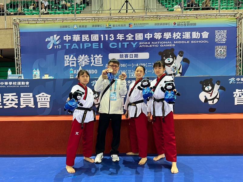 劉育慈(左起)、教練陳秉亨、謝昀辰 、彭品璇奪得銅牌後開心合影