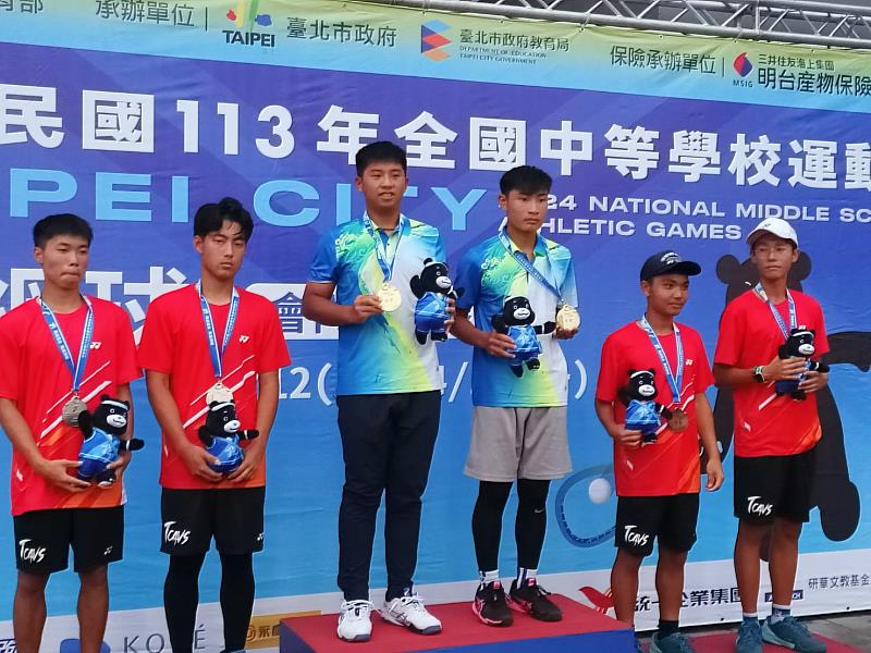 六家高中軟網雙打組合李禾昱(左三)、雷尚(左四)融勇奪高男組雙打金牌