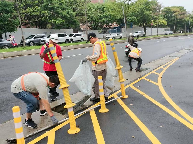 清潔隊員針對易淹水路段進行巡查