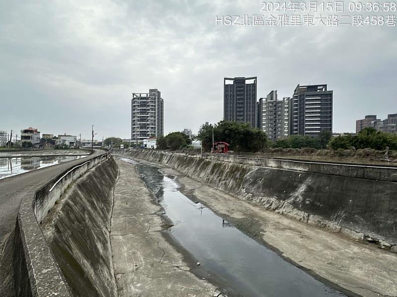 工務處於汛期前將幹道雜物、雜草、淤積土石清除前後對比