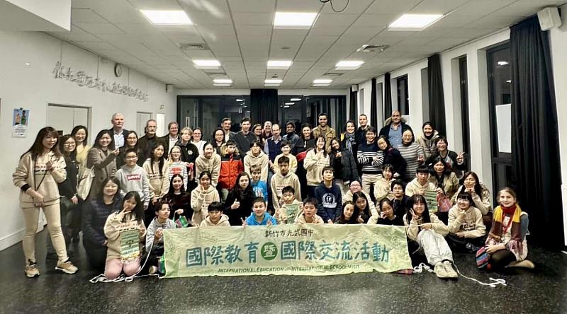 竹市光武國中師生交流團一行21人，日前出訪位於法國巴黎東郊的大諾瓦西市