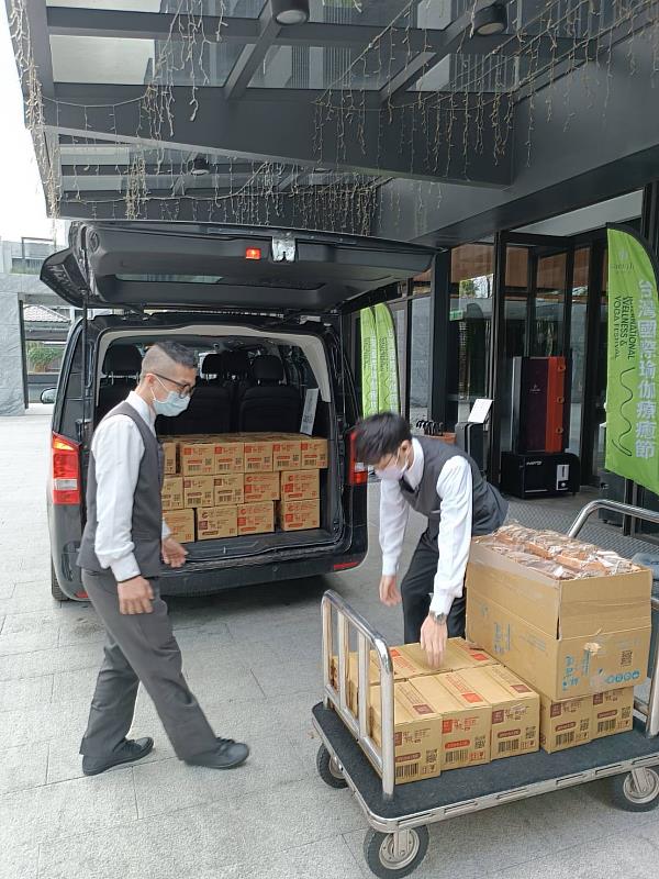 秧悦美地酒店同仁協力將食物送往災區，希望給予災民溫暖和力量