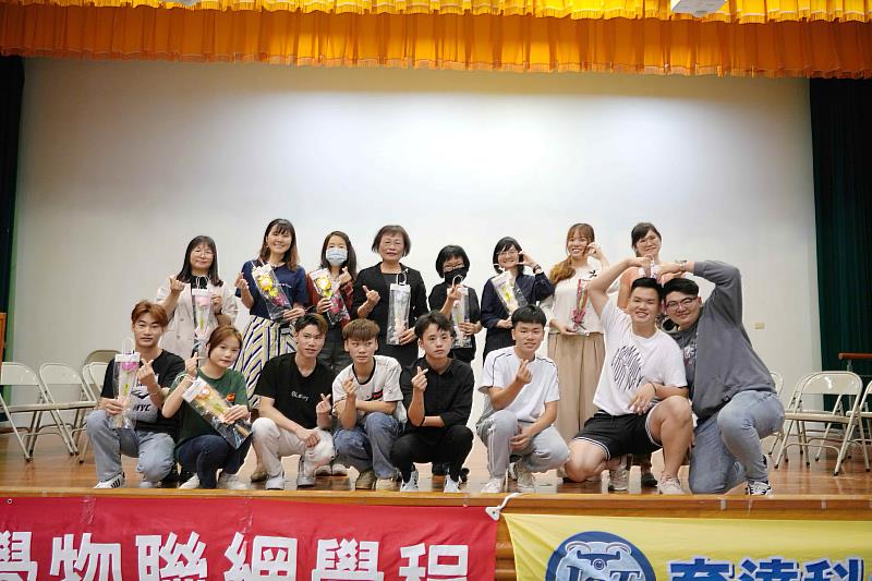 國內學生與越南班同學代表贈送花束與輔導老師