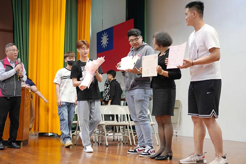 越南學生代表贈送聲控感測母親節卡片予吳菊校長，卡片中學生寫出對校長滿滿的祝福