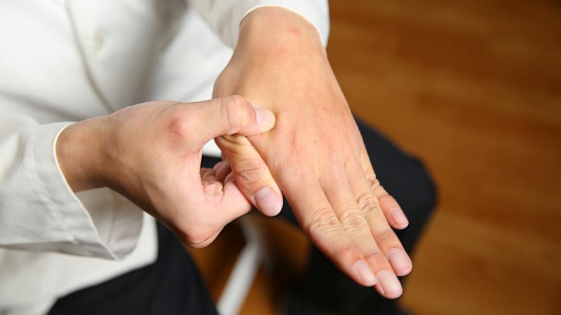 郭昕典醫師表示，當我們把手的拇指食指合攏，在兩指間肌肉最高凸起的地方就是合谷穴。