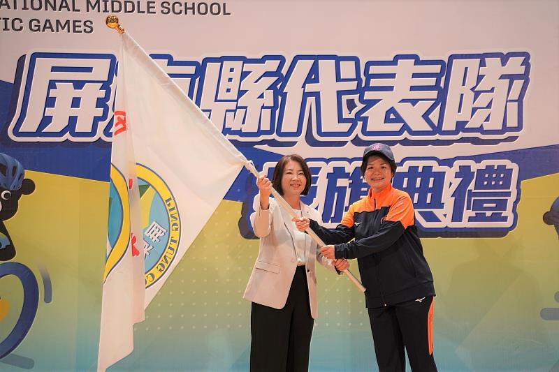 大同高中王郁菁校長(右)代表接受授旗