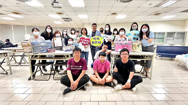 特教組師生將棉被捐贈予北台南家扶中心，全體合影