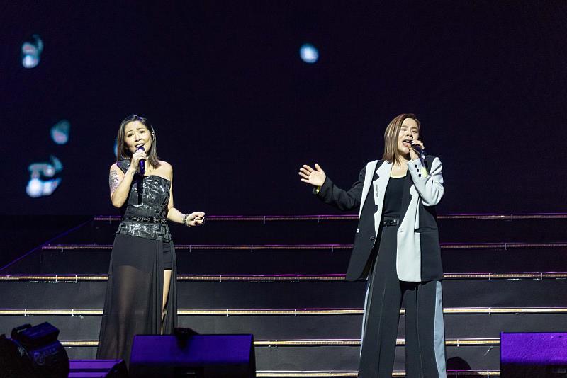 江美琪與林曉培合唱〈上帝的幫助〉。