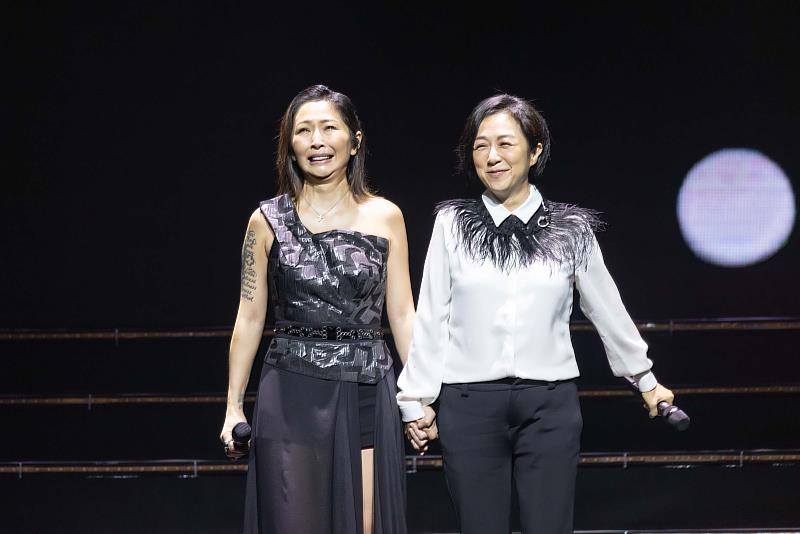 林曉培感動與黃韻玲合唱〈心動〉。