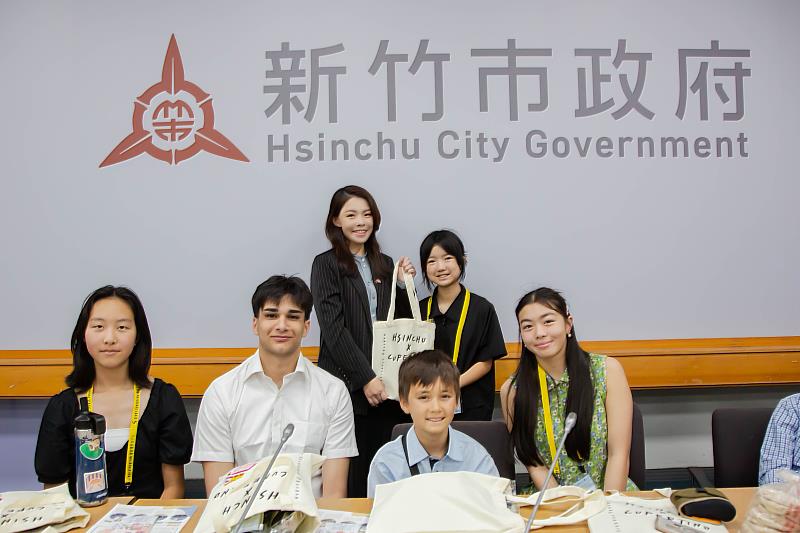 新竹市長高虹安與庫比蒂諾市31位師生相見歡，並致贈姊妹市師生竹市特產水潤餅、台灣文具組