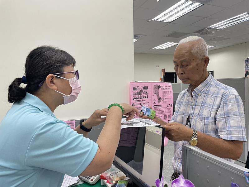 屏東縣敬老卡、博愛 (含陪伴) 卡即日起開放全縣各鄉鎮臨櫃製卡