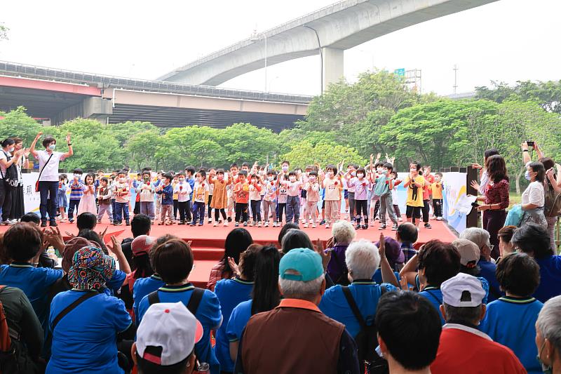 桃園平鎮在地80位幼兒園小朋友也到場為「洽溪水源頭碑揭綵儀式」獻上可愛舞蹈表演