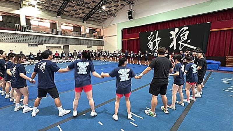 帝京大學與各隊伍學生用振奮的儀式感調整練習之情形。